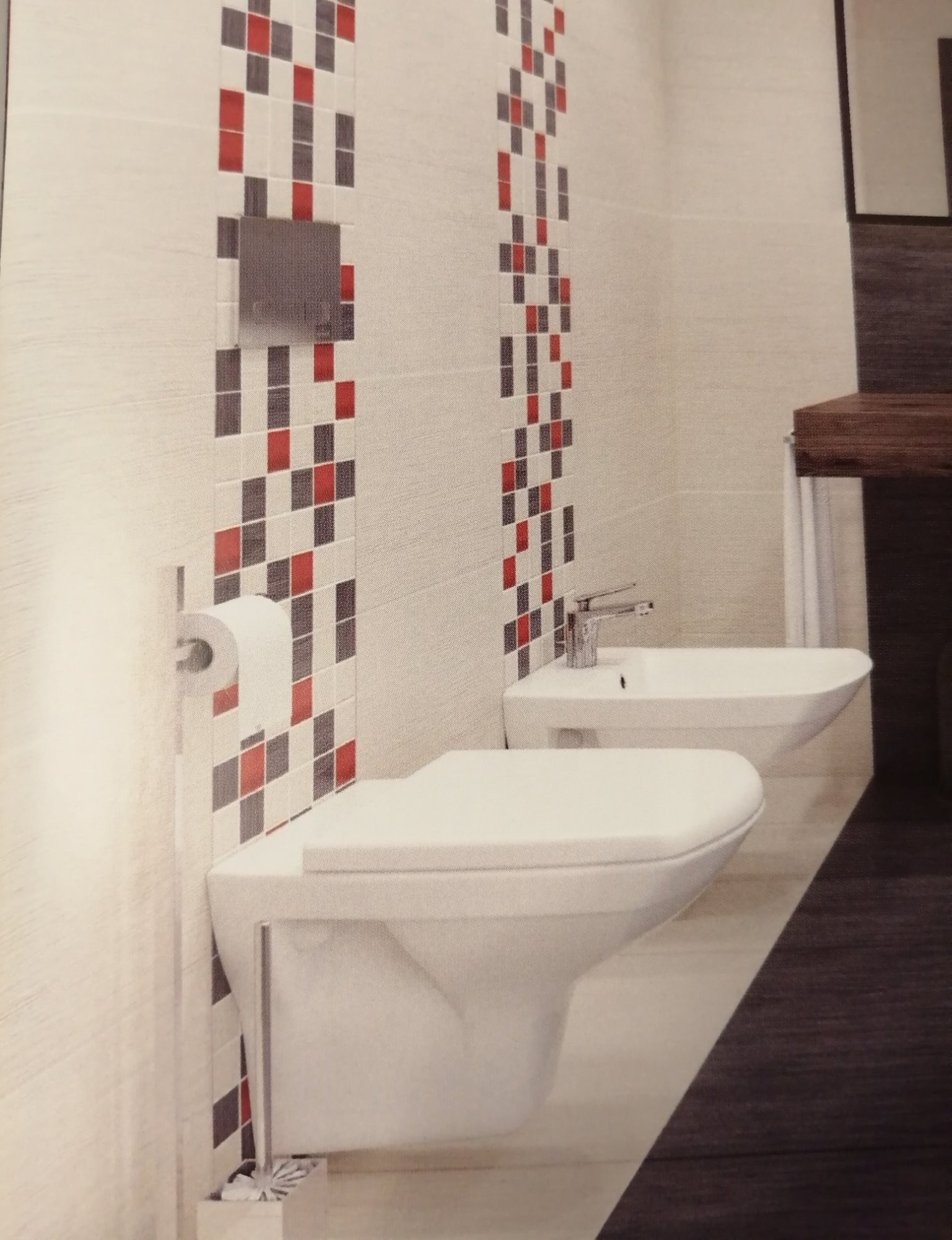 Nowoczesna toaleta i bidet w łazience z kafelkami w geometryczny wzór czerwono-szarym, wiszący podajnik na papier toaletowy po lewej stronie.