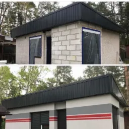 Budynek z dwiema wersjami elewacji: surowa ściana z bloczków i fragment otynkowany oraz budynek po remoncie z pomalowaną elewacją w szaro-białe pasy z czerwonym akcentem.