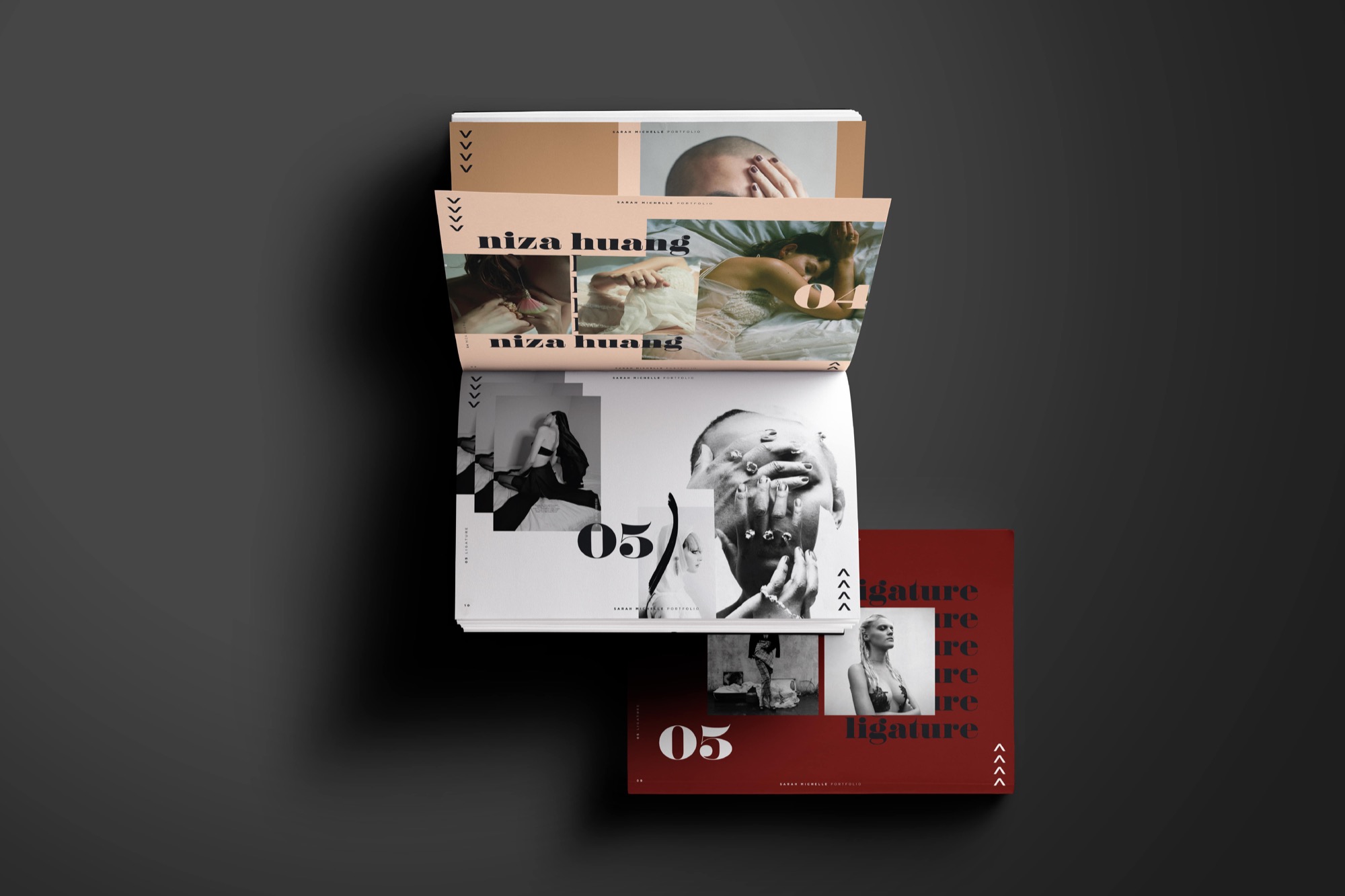 Otwarty katalog z fotografiami portretowymi i modowymi, ułożony na ciemnoszarym tle, prezentujący portfolio fotografa.