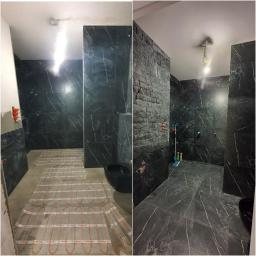 An-Bud - Dwa ujęcia tej samej łazienki: jedno w trakcie prac z rozłożonym ogrzewaniem podłogowym i widocznymi instalacjami, drugie po zakończeniu prac z czarną armaturą i wykończonymi ścianami z czarnego...