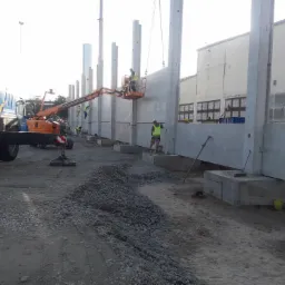 Kierowanie pracami stanu surowego, oraz montażowymi podczas rozbudowy zakładu przetwórstwa mleka BMI Jessen - Niemcy