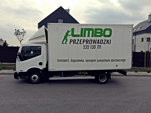 Biały samochód dostawczy z zielonym logo firmy przeprowadzkowej 'LIMBO' zaparkowany na ulicy w tle nowoczesne domy.