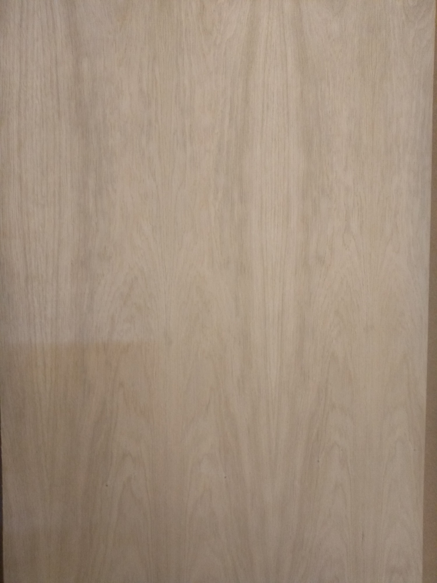 Płyta ze sklejki o jasnym, naturalnym odcieniu drewna, z widocznym delikatnym usłojeniem, gotowa do dalszej obróbki lub wykończenia.