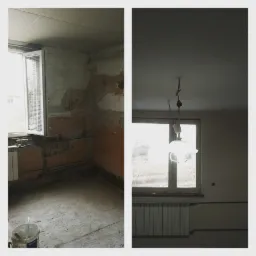 Dwa ujęcia tego samego pokoju przed remontem: ściany z resztkami starej farby i tapet, surowa podłoga, grzejnik pod oknem, wisząca lampa. Na pierwszym planie wiadro z narzędziami.