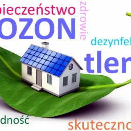 Grafika koncepcyjna przedstawiająca mały dom z niebieskim dachem, umieszczony na zielonym liściu z napisem 'OZON' oraz innymi słowami jak 'czystość', 'bezpieczeństwo', 'dezynfekcja', 'świeżość'...