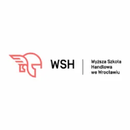Logo Wyższej Szkoły Handlowej we Wrocławiu: stylizowany hełm z uskrzydlonym profilem i skr&oacute;t WSH po lewej stronie, nazwa uczelni po prawej, wszystko na białym tle.