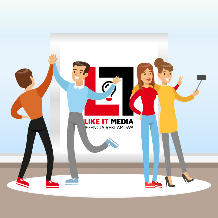 Ilustracja przedstawiająca grupę czterech uśmiechniętych osób świętujących sukces agencji reklamowej Like It Media, widocznej na plakacie w tle, gdzie dwie osoby robią sobie selfie.