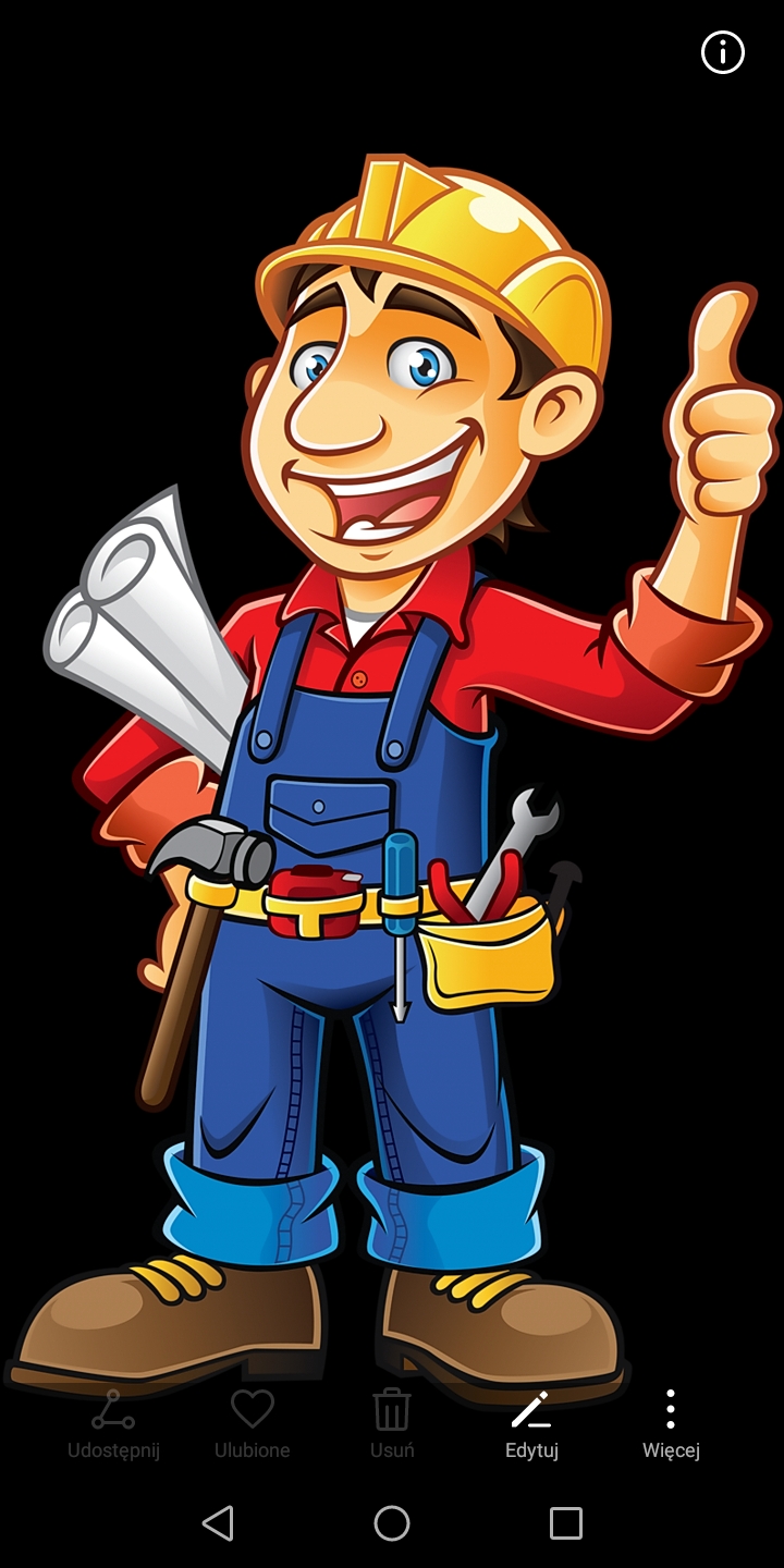 Karykatura uśmiechniętego budowlańca w kasku, kombinezonie i z narzędziami, trzymającego zwój planów i unoszącego kciuk w górę.