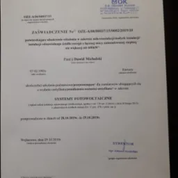 Skan zaświadczenia o ukończeniu szkolenia w zakresie mikroinstalacji i systemów fotowoltaicznych przez Dawida Michalskiego, wydane przez O.K. Ośrodek Kursów w Wejherowie, z datą 29.10.2019.