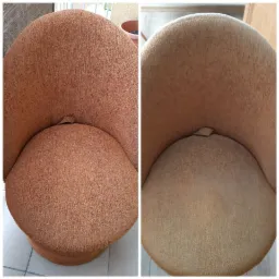 Porównanie fotela obrotowego z pomarańczową tapicerką przed i po czyszczeniu, widoczne różnice w kolorze i usunięcie zabrudzeń.