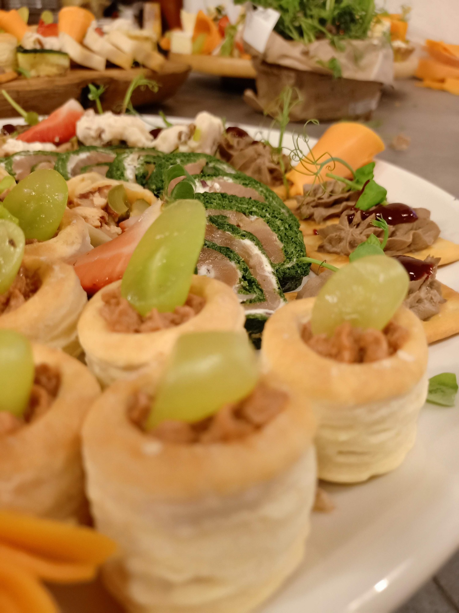 Vol au vent z musem z suszonych pomidorów i oliwek