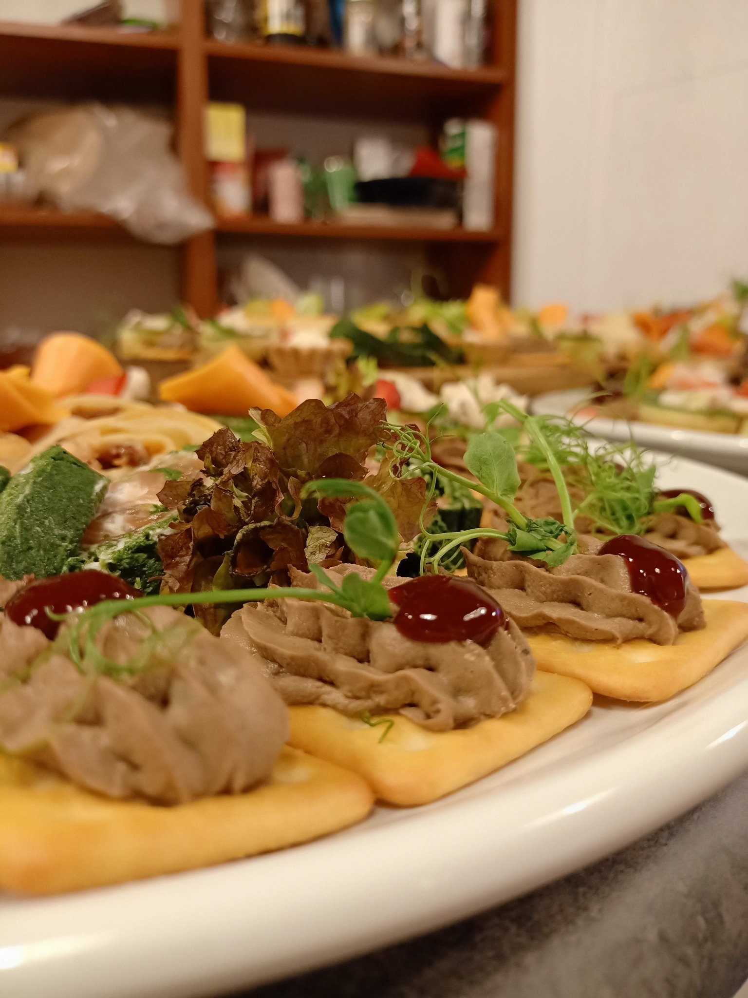 patte z gęsi na słonym krakersie z sosem malinowym