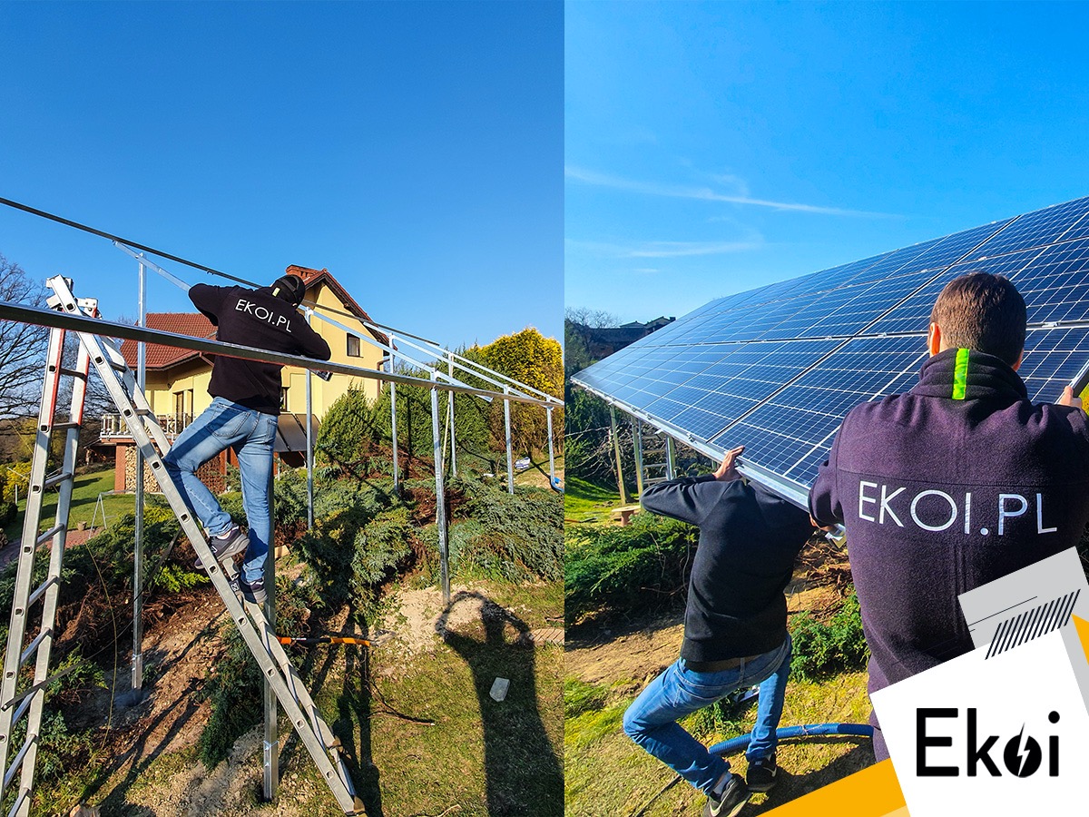 Montaż konstrukcji wsporczej i paneli słonecznych na gruncie, pracownicy w bluzach z logo EKOI.PL, widok zza pleców, błękitne niebo.