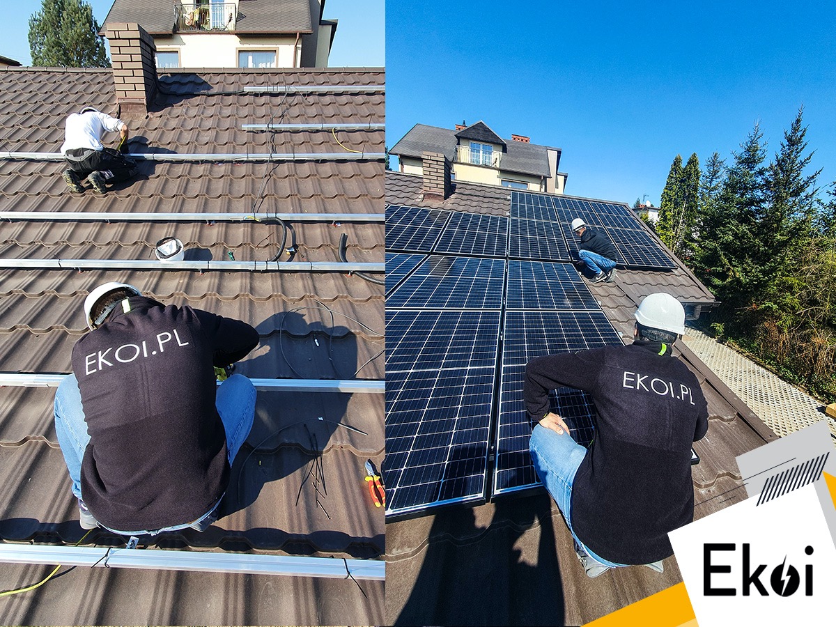 Montaż paneli słonecznych na dachu pokrytym brązową dachówką; widoczne szyny montażowe, panele fotowoltaiczne, pracownicy w kaskach i odzieży roboczej z logo firmy Ekoi.pl, oraz narzędzia.