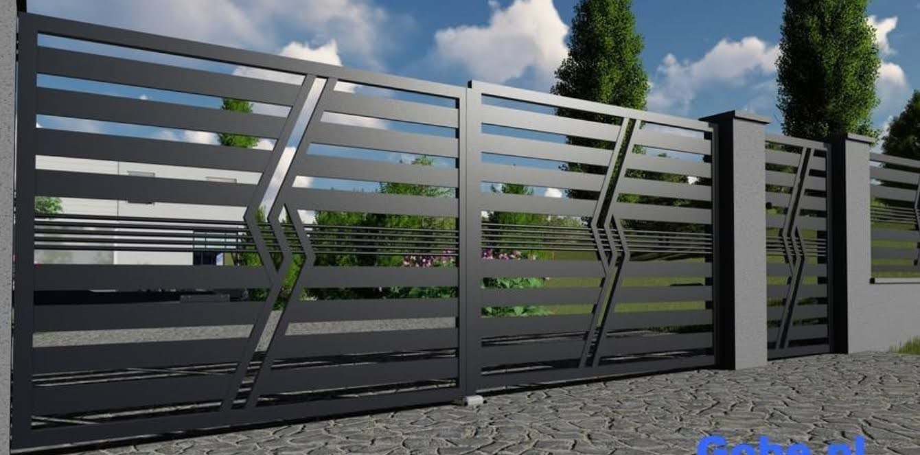 Nowoczesna, pozioma brama wjazdowa z elementami ozdobnymi w kształcie rombów, pomalowana na szaro, z widocznymi słupkami i brukowaną nawierzchnią podjazdu.