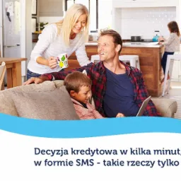 Uśmiechnięta rodzina w jasnym salonie: mama z kubkiem, tata z tabletem i syn na kanapie, w tle kuchnia i dziewczynka przy stole.