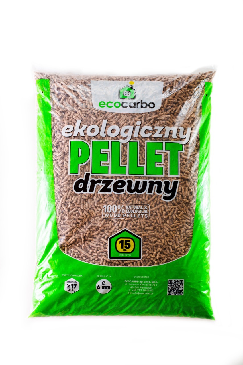 Worek z ekologicznym pelletem drzewnym marki Ecocarbo, o wadze netto 15 kg, z widocznymi informacjami o wartości opałowej i granulacji, na białym tle.