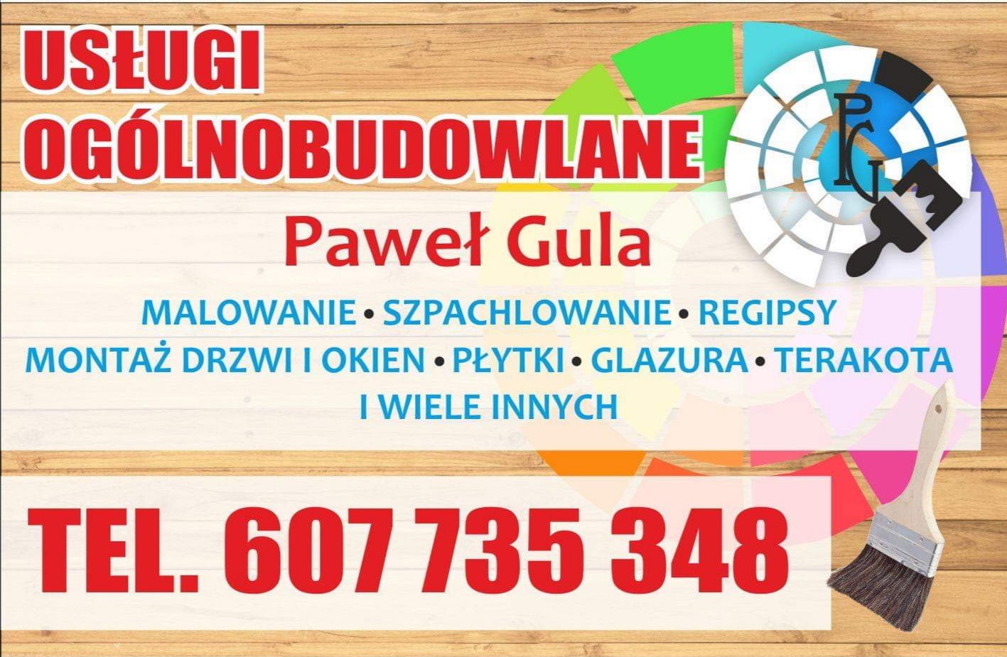 Ogłoszenie usług ogólnobudowlanych z numerem telefonu, nazwiskiem wykonawcy i listą usług, w tle drewniana tekstura i pędzel.