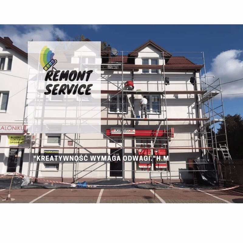 Dwupiętrowy budynek w trakcie prac elewacyjnych, z widocznymi rusztowaniami i dwoma pracownikami na nich, jeden w czerwonej koszulce, drugi w białej, wykonującymi prace na wysokości, z widocznym...