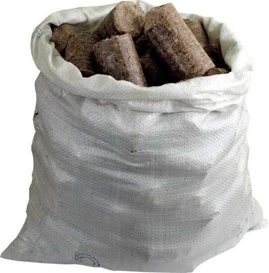 Worek z białego tworzywa wypełniony cylindrycznym brykietem drzewnym, widoczne nierówności i przetarcia worka.