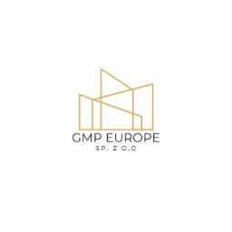 Minimalistyczne logo firmy GMP Europe Sp. z o.o. przedstawiające abstrakcyjny, geometryczny zarys budynku w kolorze złotym na białym tle.