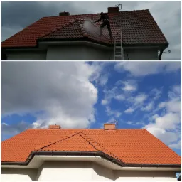 Pracownik w uprzęży, stojąc na drabinie opiera się o dach z czerwonej dachówki i czyści go myjką ciśnieniową; widoczny efekt czyszczenia oraz ciemne chmury na niebie.