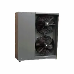 Szara, zewnętrzna jednostka z dwoma wentylatorami, prawdopodobnie systemu grzewczego lub chłodniczego, widoczna z przodu na białym tle.