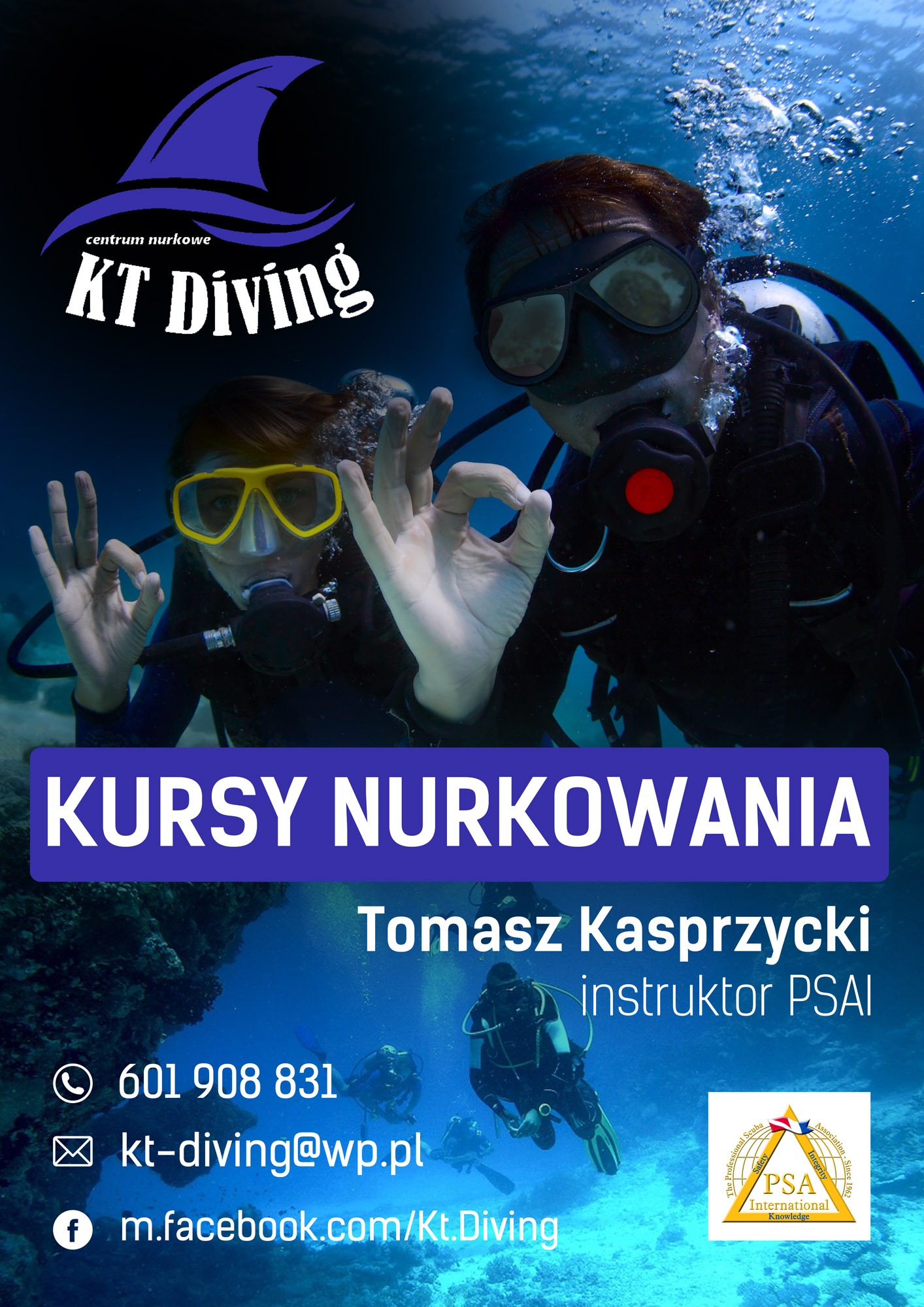 Plakat reklamowy kursów nurkowania: Dwóch nurków pod wodą, jeden z żółtymi okularami pokazuje znak OK, logo KT Diving z płetwą rekina, dane kontaktowe i logo PSA International.