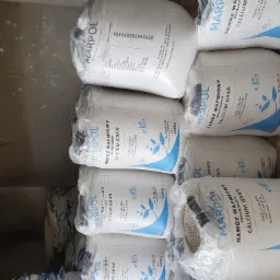 Stos worków z granulowanym nawozem wapniowym marki Marpol, z widocznymi danymi producenta i składem chemicznym.