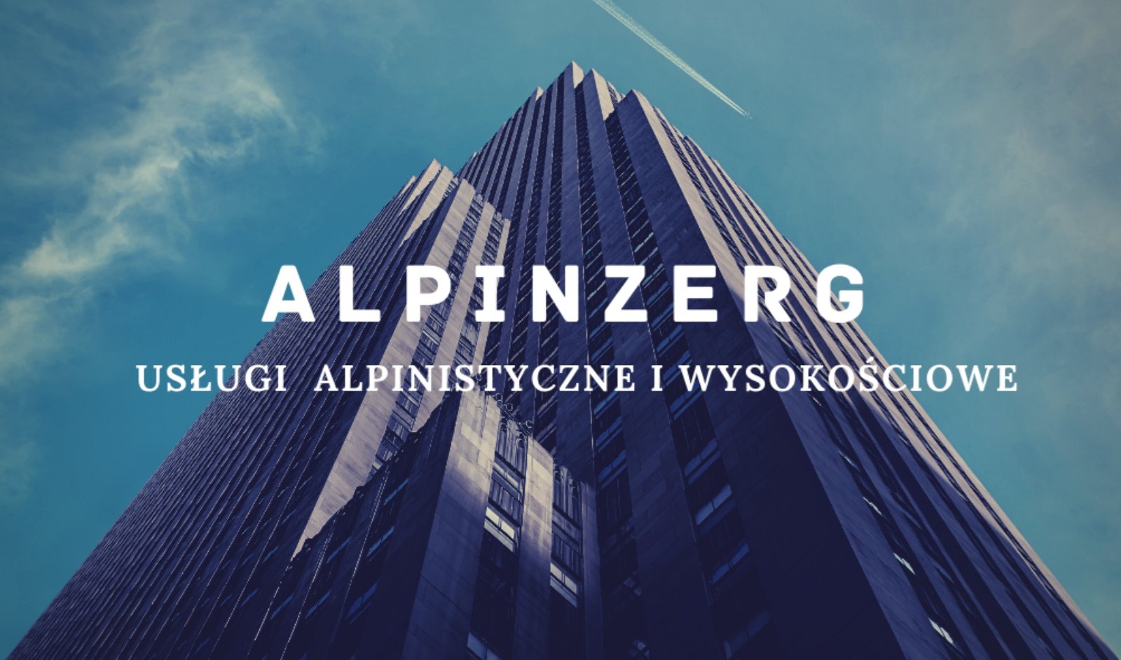 Zdjęcie z dołu przedstawiające wysoki budynek biurowy z napisem 'ALPINZERG USŁUGI ALPINISTYCZNE I WYSOKOŚCIOWE' na tle błękitnego nieba z delikatnymi obłokami i śladem po samolocie.