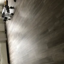 Panele winylowe w systemie dry back (klejone)