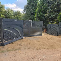 P. K. J ZAUNE Piotr Prokurat - Przed domem Police