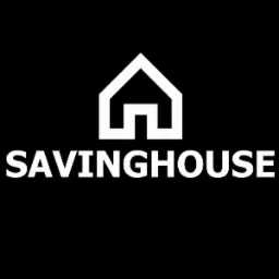 Białe logo Savinghouse na czarnym tle, przedstawiające uproszczony kształt domu nad napisem.