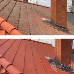 Porównanie dachu z czerwonej dachówki przed i po czyszczeniu, widoczny ceglany komin i logo firmy Greentech Mroczkowski.