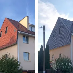Porównanie elewacji i dachu budynku przed i po renowacji: po lewej stronie odnowiona czerwona elewacja i dach, po prawej stronie stara szara elewacja i dach. Widoczne okna, rynny, drzewa i słup...