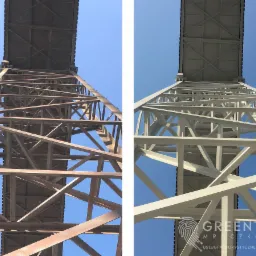 Słup energetyczny przed i po renowacji, widok z dołu na konstrukcję stalową, po lewej stronie zardzewiała, po prawej pomalowana na biało, błękitne niebo w tle, w prawym dolnym rogu logo firmy.