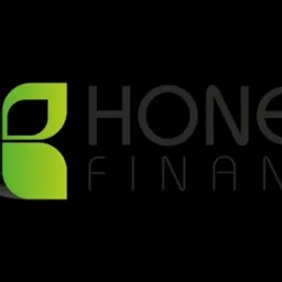 Logo firmy Honest Finance z zielonym symbolem czterech liści i napisem 'HONEST FINANCE' w szarym kolorze na czarnym tle.