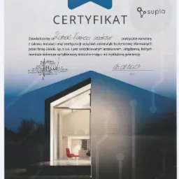 Certyfikat ZAMEL dla Roberta Kubickiego, potwierdzający ukończenie warsztatów z zakresu instalacji i konfiguracji urządzeń automatyki budynkowej, z rokiem 2021 i logo Supla.