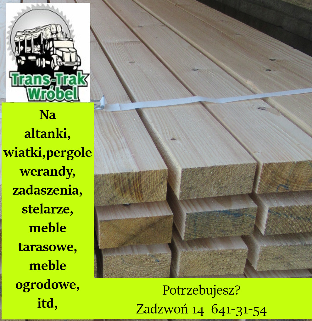 Stos jasnej, świeżej tarcicy budowlanej, spięty białą taśmą, z widocznym logo firmy i informacją o zastosowaniu do altan, werand i mebli ogrodowych.