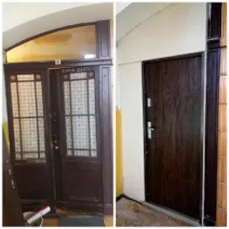 Porównanie: Stare, drewniane drzwi wejściowe z ozdobnym szkleniem i numerem mieszkania przed renowacją, zestawione z nowymi, ciemnobrązowymi drzwiami z metalowym zamkiem i wizjerem po wymianie.