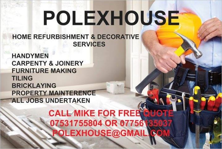 Reklama firmy Polexhouse oferującej usługi remontowe i wykończeniowe, z pracownikiem trzymającym kask i młotek, w tle widoczne listwy przypodłogowe i okno.