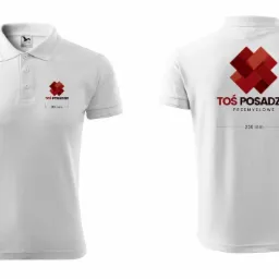 Biała koszulka polo z nadrukowanym logo firmy 'TOŚ POSADZKI' z przodu i z tyłu, widok z przodu i z tyłu koszulki, na białym tle.