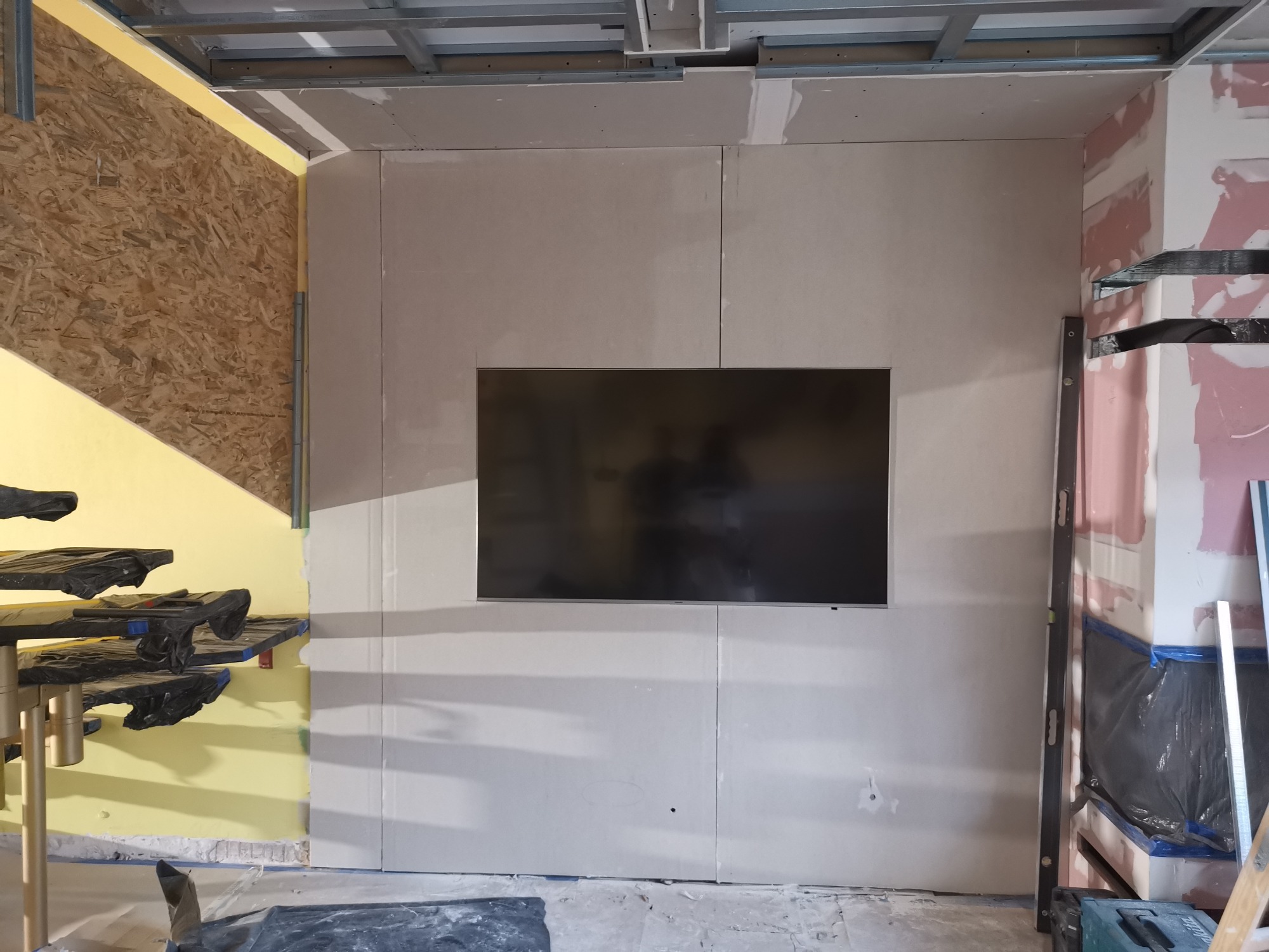 Zabudowa tv zlicowana z tv