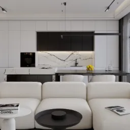 Minimalistyczne wnętrze: biała sofa modułowa z książkami na stolikach kawowych, otwarta kuchnia z czarnymi akcentami i marmurowym backsplash, designerska lampa podłogowa, duże okno z żaluzjami.