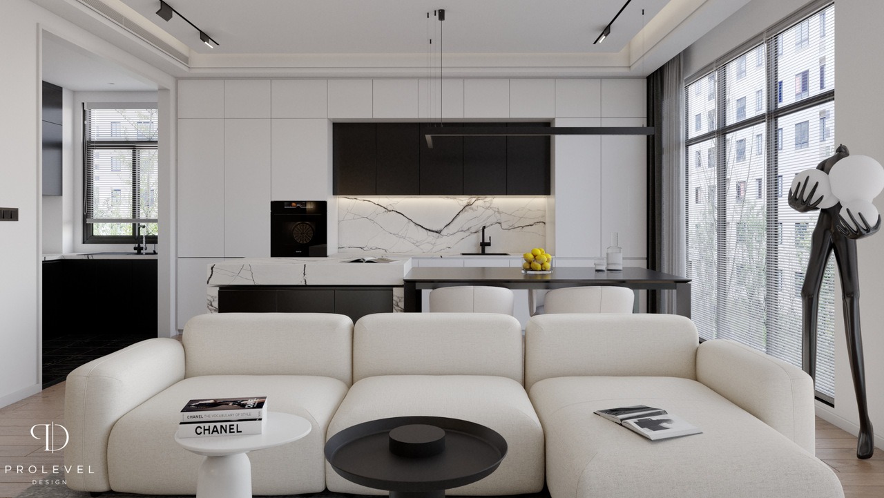 Minimalistyczne wnętrze: biała sofa modułowa z książkami na stolikach kawowych, otwarta kuchnia z czarnymi akcentami i marmurowym backsplash, designerska lampa podłogowa, duże okno z żaluzjami.