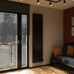 Pokój z ceglaną ścianą, czarną sofą z pomarańczowymi poduszkami, plakatami superbohaterów, czarnym grzejnikiem panelowym i oknem balkonowym z żaluzjami.