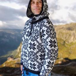 Sweter męski ręcznie robiony z miękkiej wełnianej włóczki z żakardowym norweskim rysunkiem ze zdejmowanym kapturem