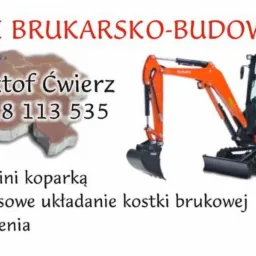 Grafika reklamowa firmy brukarskiej z pomarańczową mini-koparką i kostką brukową, zawierająca nazwę firmy, numer telefonu i listę usług.