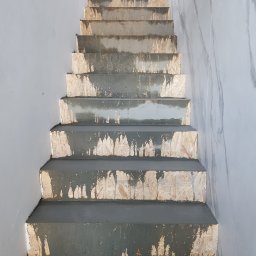 Jedno z rozważań problemów niesymetrycznysh schodów 