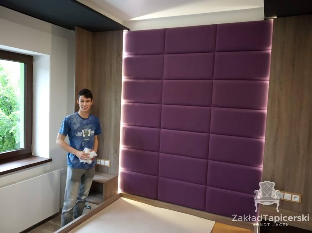 Montaż tapicerowanego panelu ściennego w sypialni w Bytomiu, widoczny pracownik z narzędziami, oświetlenie LED podkreślające strukturę paneli.